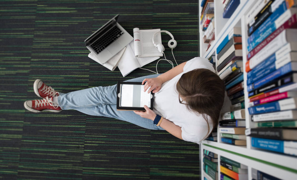 Insbesondere digitale Formate sollen in der Ausbildung der Gesundheitsfachberufe nun verstärkt zum Einsatz kommen. Im Einzelfall können diese auch Präsenzphasen in der Pandemie -Zeit ersetzen. / Foto: Adobe Stock/.shock