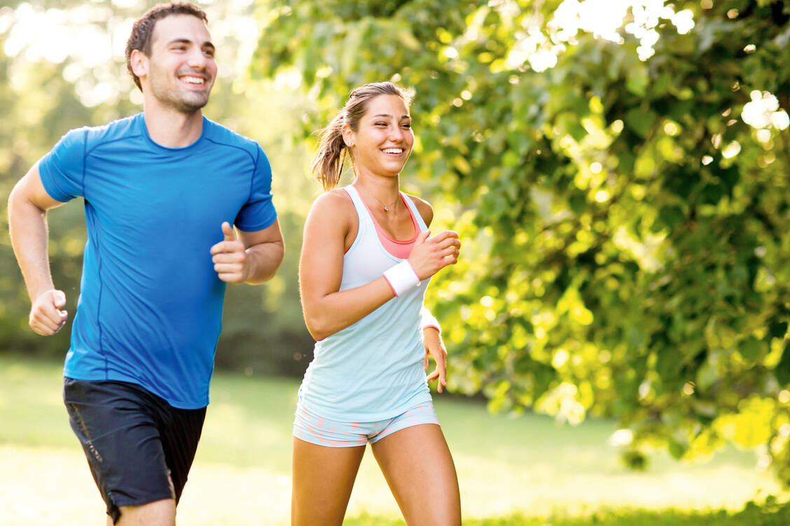 Frühsport an der frischen Luft hat gleich mehrere Vorteile: Es kurbelt die Fettverbrennung effektiv an, lässt besser denken und hebt die Laune. / Foto: Fotolia/Boggy
