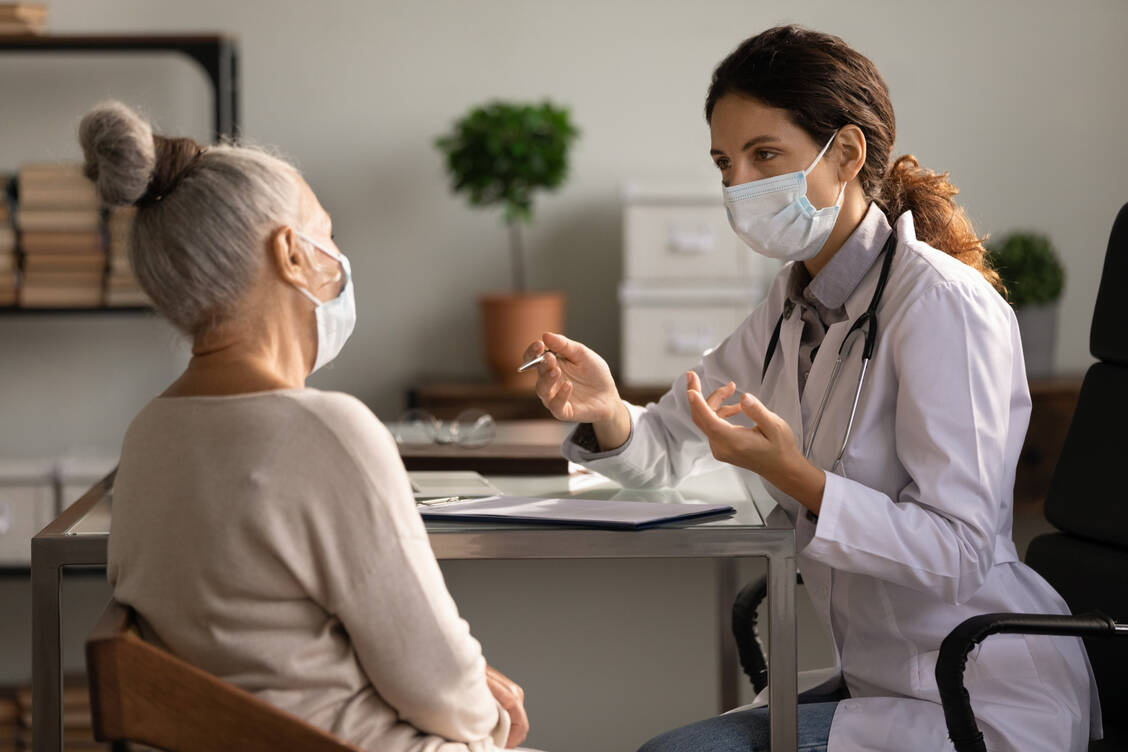 Rheumapatienten sollten ihre Medikamente nicht absetzen oder verändern, ohne mit ihrem Arzt zu sprechen. / Foto: Adobe Stock/fizkes