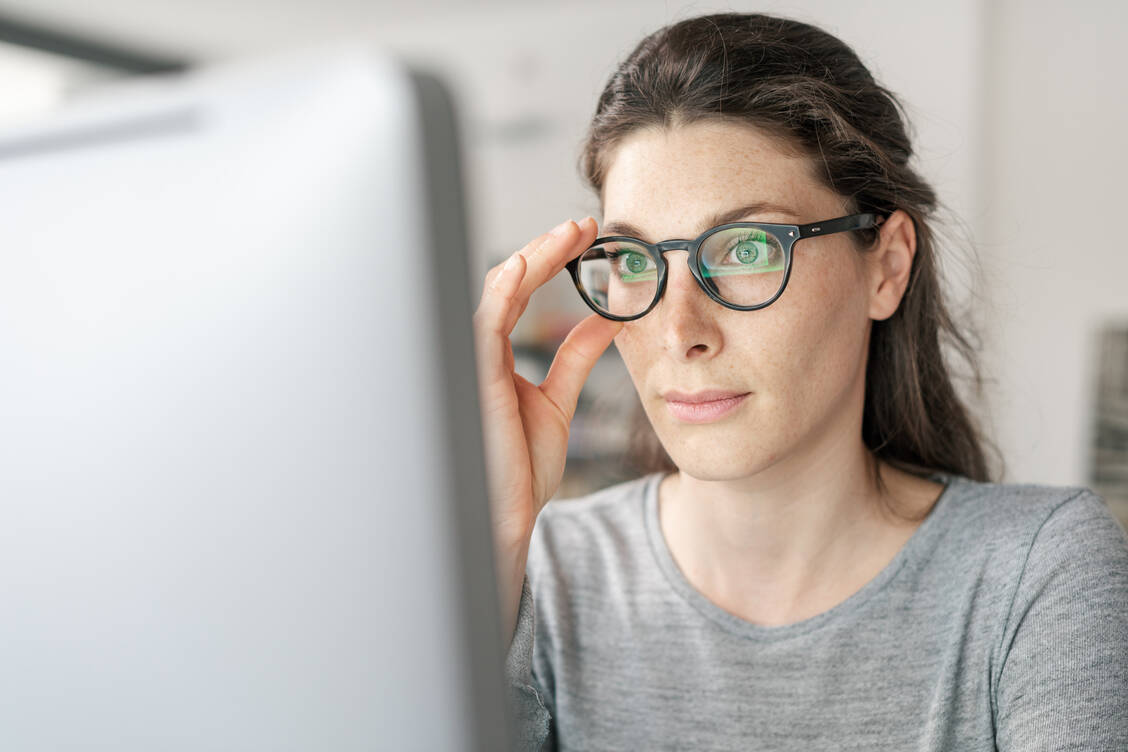 Die Ergebnisse eines Online-Sehtests können auch zu falscher Sicherheit oder unnötiger Verunsicherung führen.  / © Getty Images/demaerre