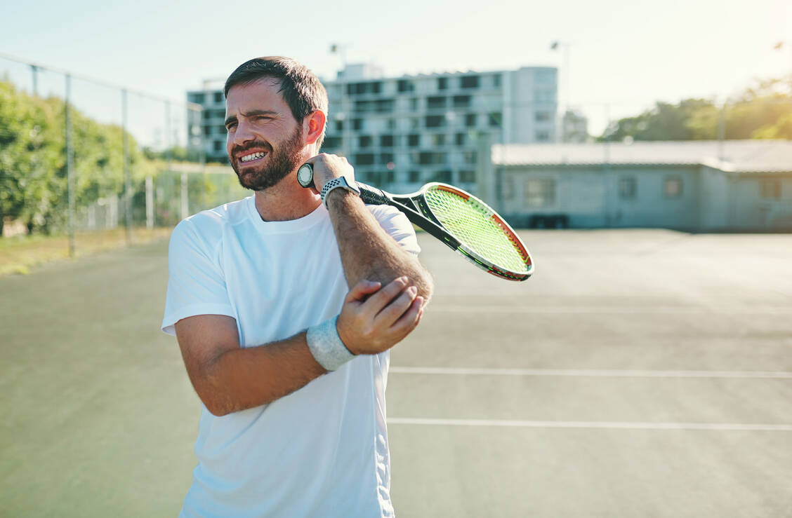 Typisch für den Tennisarm sind Schmerzen an der Außenseite des Ellenbogens, die in den ganzen Arm ausstrahlen können. / Foto: Getty Images/PeopleImages