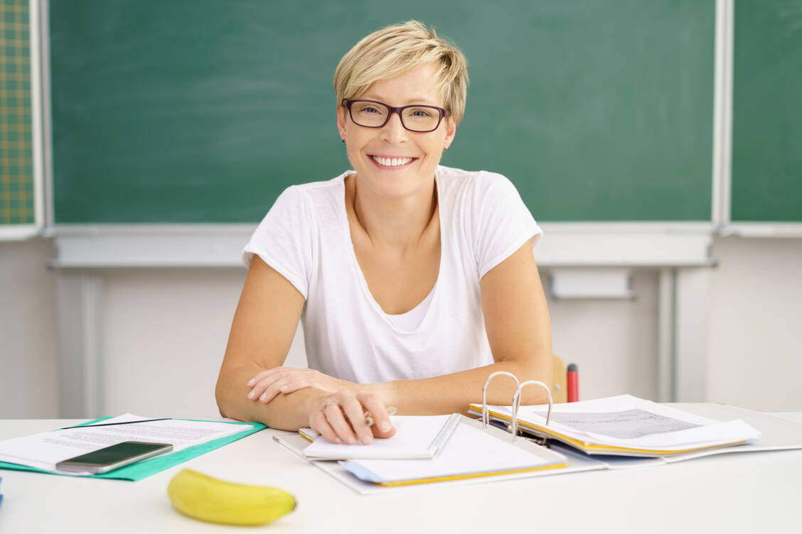 Wer Spaß am Lehren hat, für den könnte eine PTA-Schule ein attraktiver Arbeitsplatz sein. Die Vorbereitung des Unterrichts gehört auch dazu. (Symbolbild) / Foto: Adobe Stock/contrastwerkstatt
