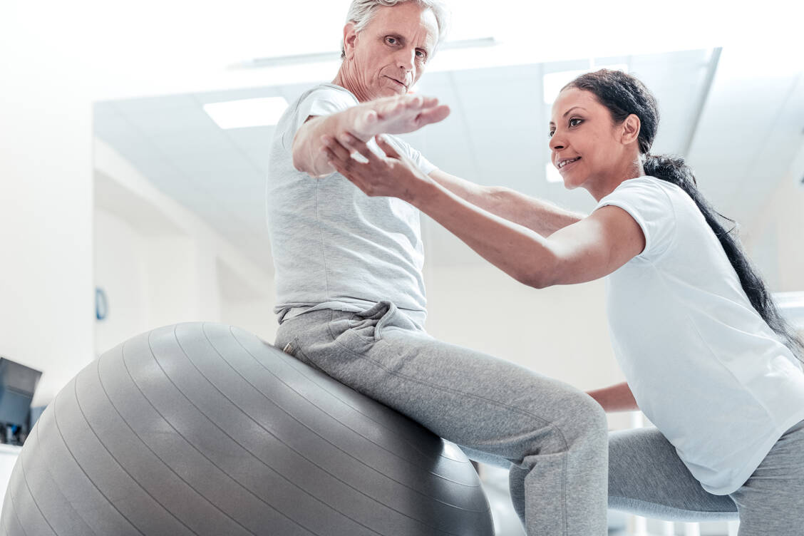 Um das Leben nach einem Schlaganfall wieder meistern zu können, kommen verschiedene Rehabilitationsmaßnahmen zum Einsatz. / Foto: Adobe Stock/Viacheslav Iakobchuk