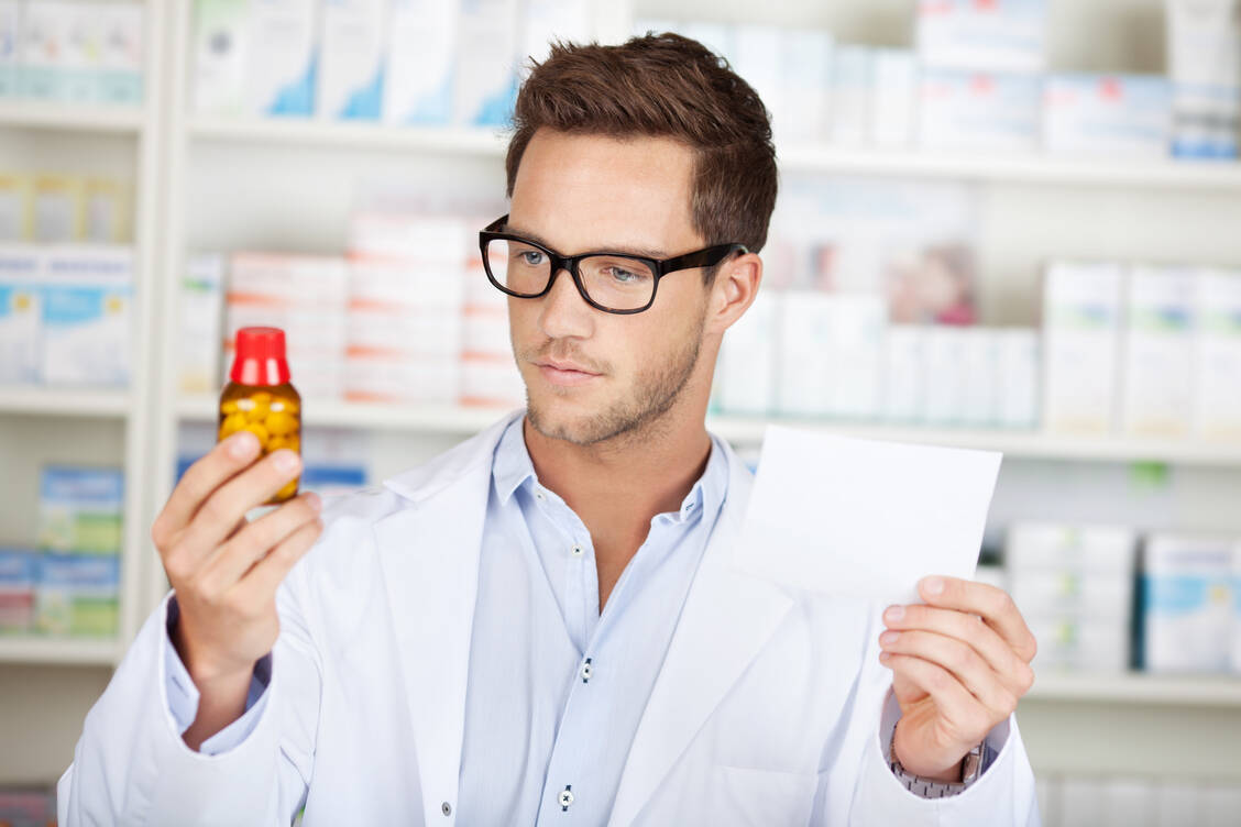 Alles richtig beschriftet? Was auf der äußeren Umhüllung von Rezepturarzneimitteln stehen muss, ist in § 14 der Apothekenbetriebsordnung festgelegt. / Foto: Adobe Stock/contrastwerkstatt
