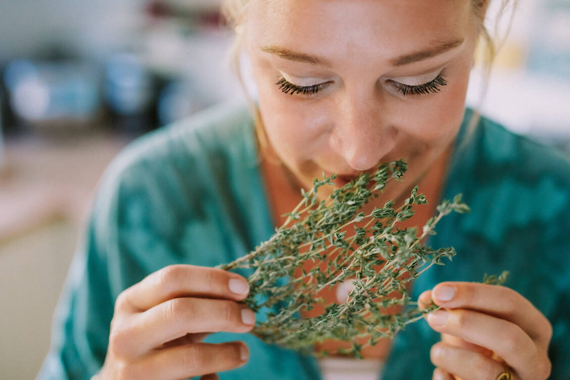 Menschen mit Geruchsverlust sollten nicht verzagen, sondern weiterhin versuchen, neugierig auf Aromen zu bleiben. / Foto: Getty Images/DianaHirsch