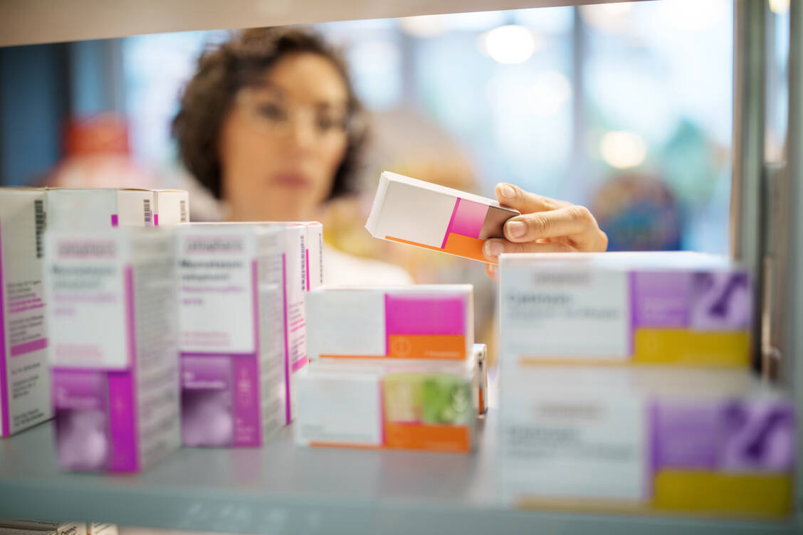 OTC-Analgetika erhalten ab 1. November geänderte Warnhinweise zur Dauer der Einnahme. / Foto: Getty Images/Luis Alvarez