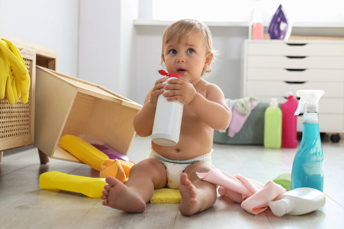 Das kann böse enden: Spül- und Reinigungsmittel im Haushalt sind für die meisten Vergiftungsunfälle bei Kleinkindern verantwortlich.  / Foto: Adobe Stock/New Africa