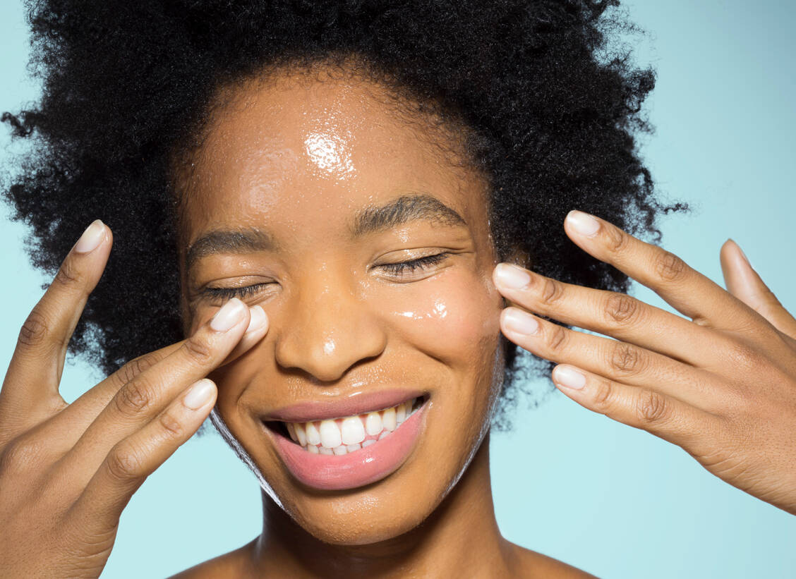 Beim Slugging wird über eine längere Zeit eine dicke Schicht Vaseline, Melkfett oder vergleichbarer Salben und Cremes auf die Haut aufgetragen. / Foto: Getty Images/Jonathan Knowles