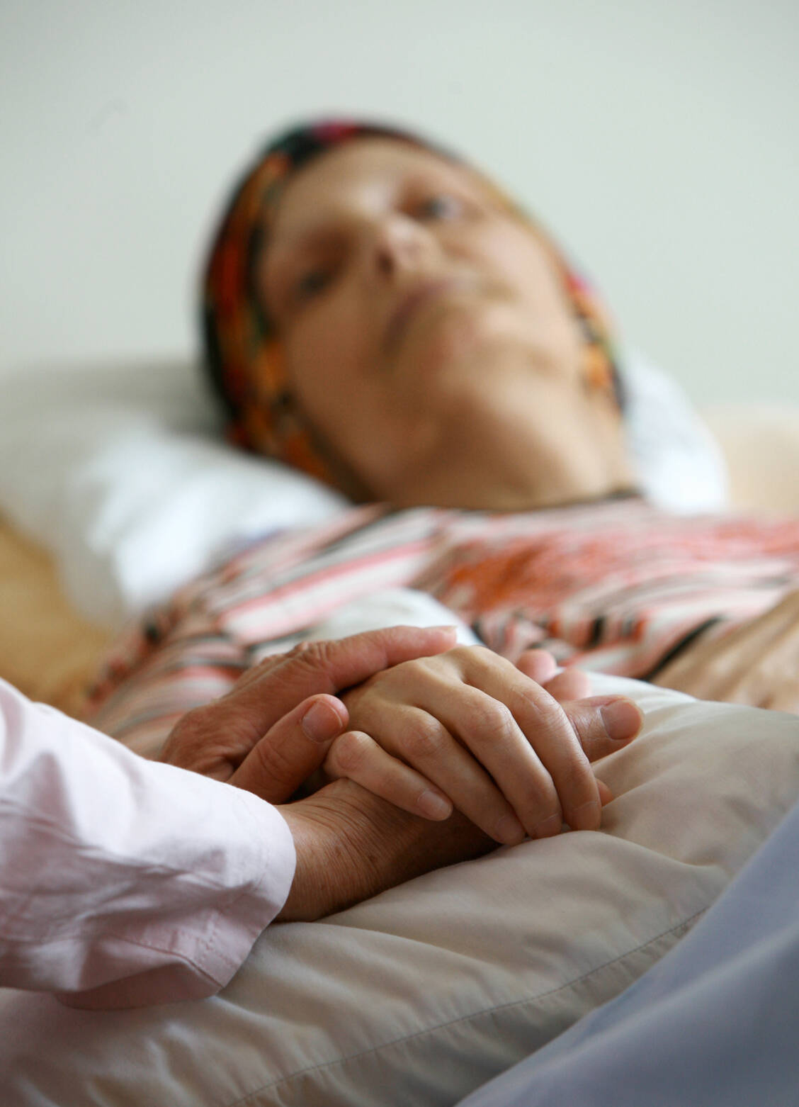 Eine Schmerztherapie hat viele Dimensionen. Medikamente sind dabei nur ein Teil einer umfassenden palliativen Betreuung. / Foto: dpa