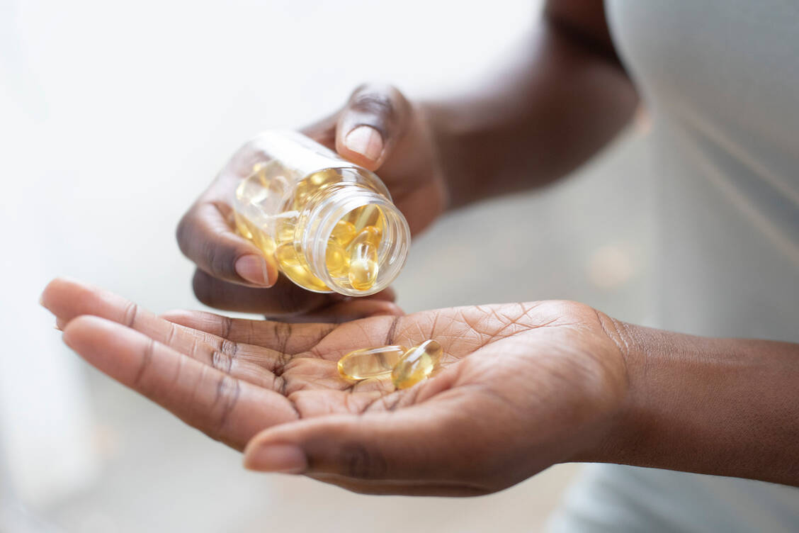 Bis zu 4000 IE Vitamin D pro Tag sind laut der Europäischen Behörde für Lebensmittelsicherheit EFSA für Jugendliche und Erwachsene unbedenklich. Dieser Wert bezieht alle Vitamin-D-Quellen mit ein, also auch die Zufuhr über die normale Ernährung oder angereicherte Lebensmittel. / Foto: Getty Images/SCIENCE PHOTO LIBRARY