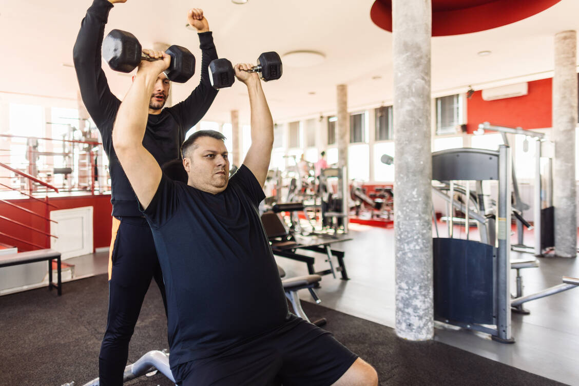 Bei einer schnellen Gewichtsabnahme kann auch Muskelmasse verloren gehen. Daher ist es wichtig die Anwendung von beispielsweise Semaglutid mit einem professionellen Training zu kombinieren. / © Getty Images/miljko