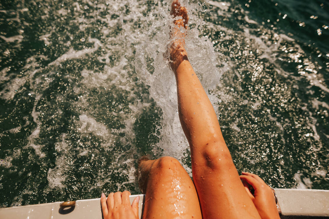 Bei schweren Beinen im Sommer hilft eine Abkühlung – und womöglich auch die Einnahme eines Meereskieferextrakts. / © Getty Images/Constantinis