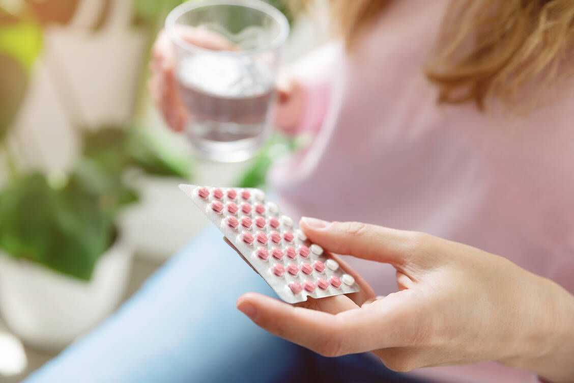 Auch für Frauen, die hormonell verhüten, sind Impfungen effektiv. Die »Pille« beeinträchtigt die Immunantwort nicht. / © Getty Images/Cris Cantón