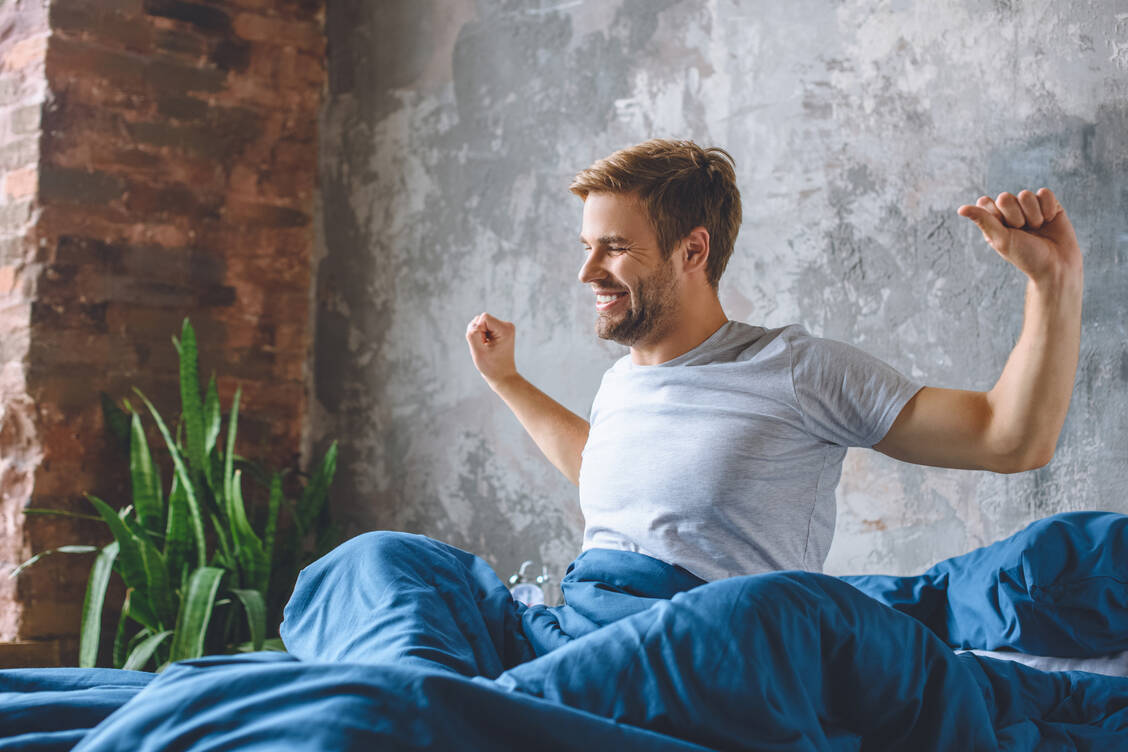 Ob ein Mensch schon früh morgens Bäume ausreißen könnte oder kaum aus den Federn kommt, spielt für seine Gesundheit langfristig eine Rolle. / © Adobe Stock/LIGHTFIELD STUDIOS