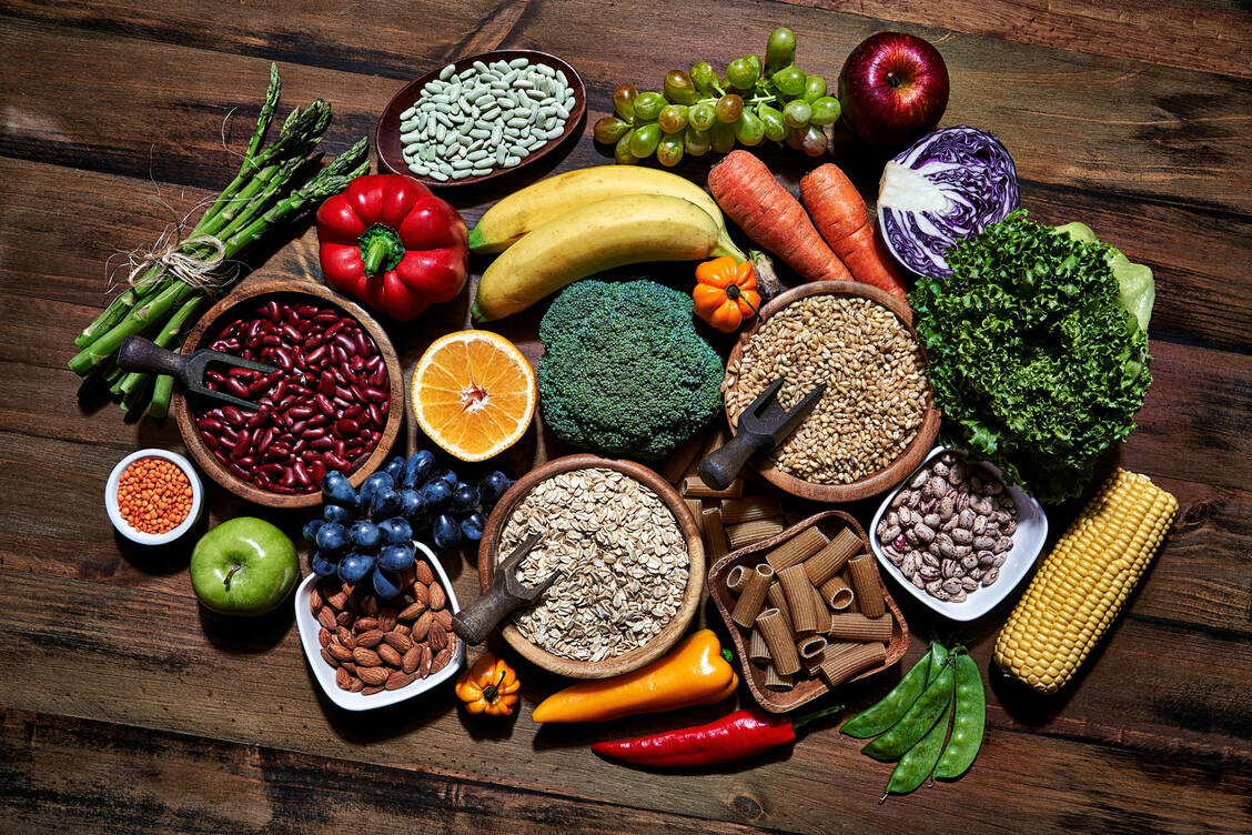 Eisenreich sind unter anderem Vollkornprodukte, Hülsenfrüchte und grünes Blattgemüse. Vitamin C fördert die Aufnahme. / Foto: Getty Images/apomares