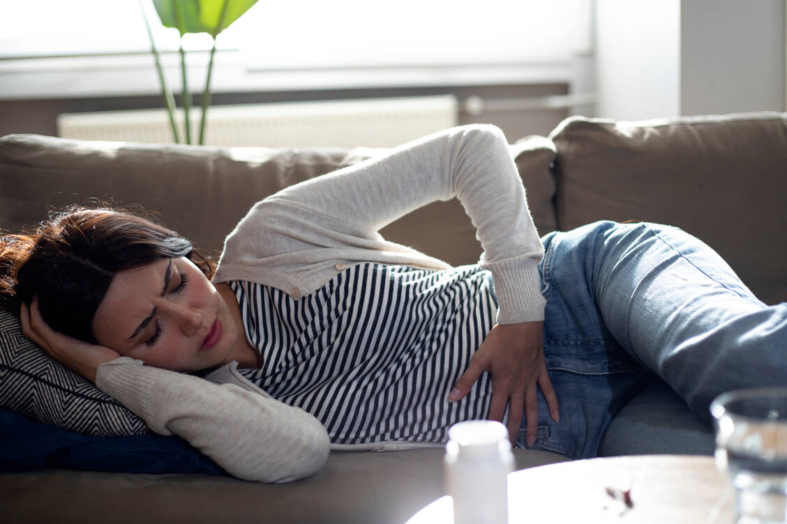 Bei Endometriose wächst Gewebe, das dem der Gebärmutterschleimhaut ähnelt, außerhalb der Gebärmutter und kann dort Läsionen verursachen. Mindestens 10 Prozent der Frauen sind von der teilweise stark einschränkenden, nicht heilbaren Krankheit betroffen. / Foto: Adobe Stock/izzetugutmen