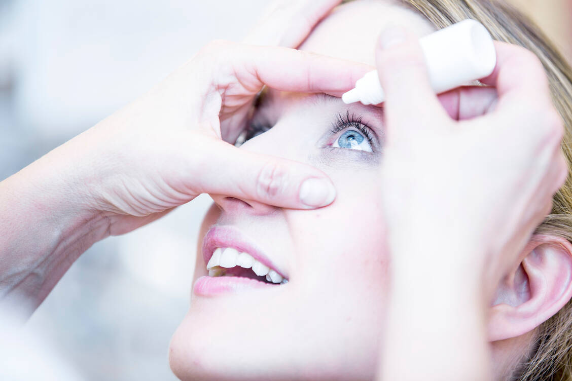 Linderung bei gereizten Augen: Bei Bedarf werden ein bis zwei Tropfen in den Bindehautsack gegeben. / Foto: Getty Images/Science Photo Library