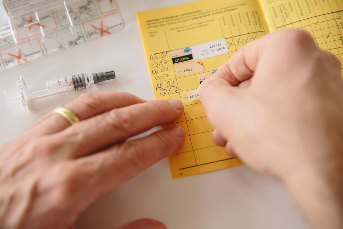 Die STIKO ruft dazu auf, den Impfpass daraufhin zu prüfen, ob eine Polio-Impfung vorhanden und vollständig ist. Impflücken sollten schnellstmöglich geschlossen werden. / © Getty Images/Westend61