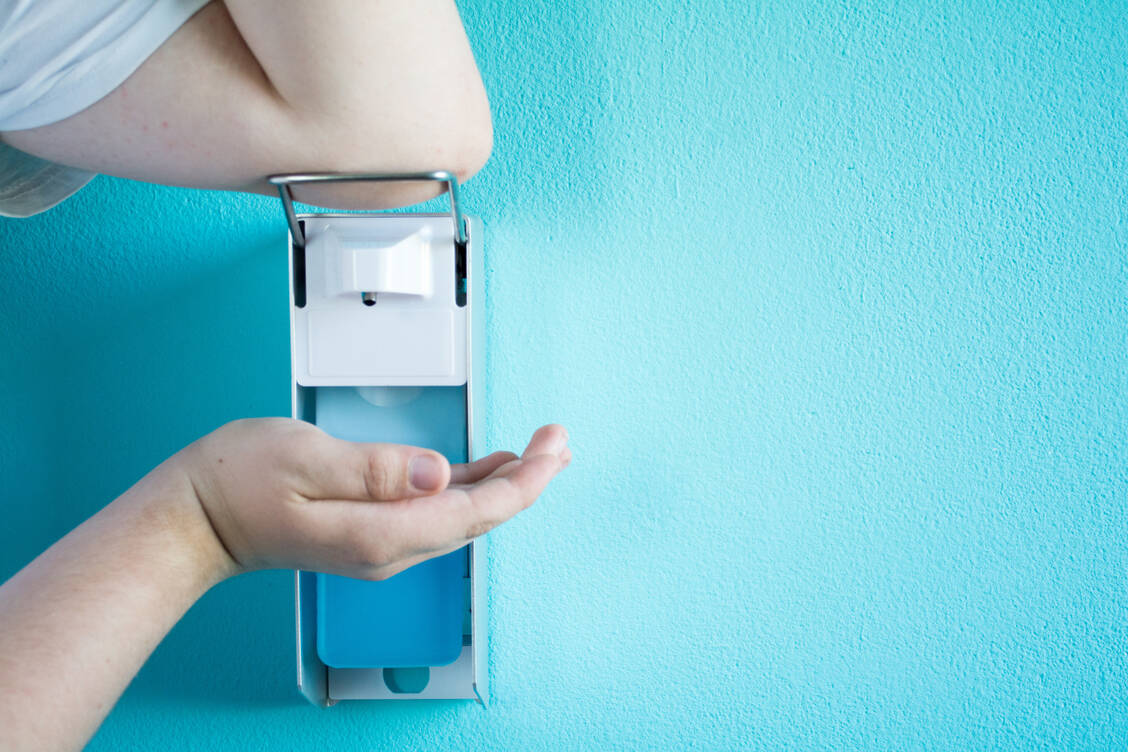 Richtiges Händewaschen und -desinfizieren mit dem richtigen Mittel können einer Infektion mit Krankheitserregern vorbeugen. / Foto: Adobe Stock/Kunstzeug