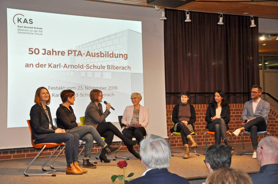In einem Panelgespräch berichteten PTA, die die Schule in Biberach besucht hatten, welche beruflichen Wege sie seither beschritten haben. / Foto: Privat