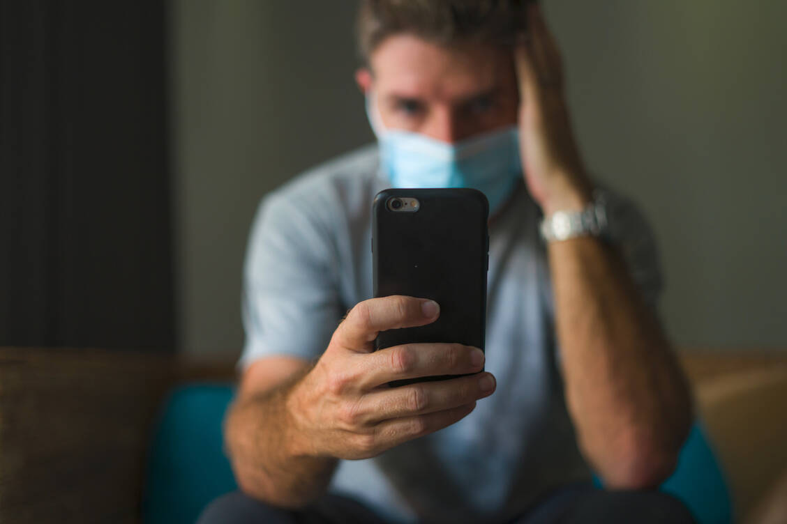 Sich nicht ständig mit der Krise und negativen Nachrichten zu befassen, belastet die Psyche. Besser ist es, den Medienkonsum zur Krise auf zwei mal am Tag reduzieren. / Foto: Adobe Stock/TheVisualsYouNeed