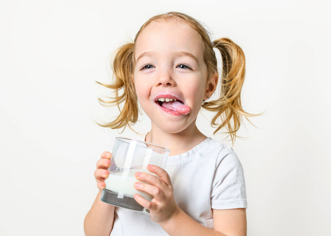 Wenn Kleinkinder Pflanzenmilch trinken, sollte es besser Hafer oder Soja sein. / © AdobeStock/pololia