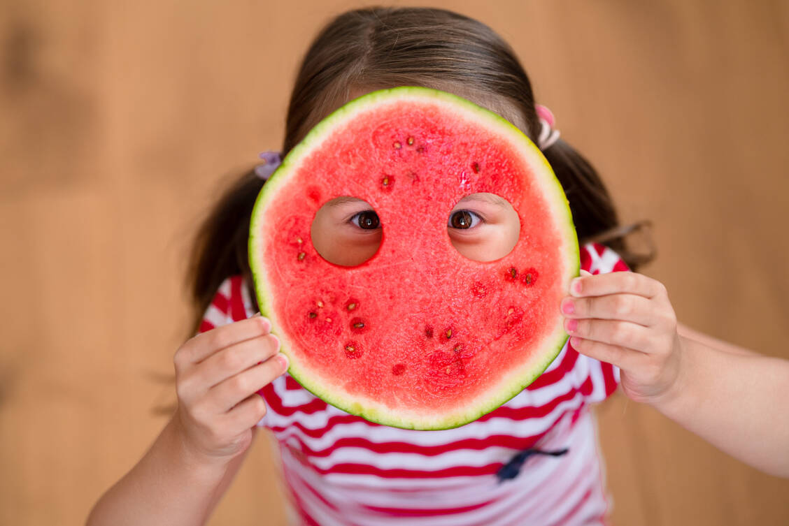 Wassermelonen sind erfrischend, reich an Vitaminen und Mineralstoffen und haben dazu noch wenige Kalorien. / Foto: Getty Images/Alexandra Jursova