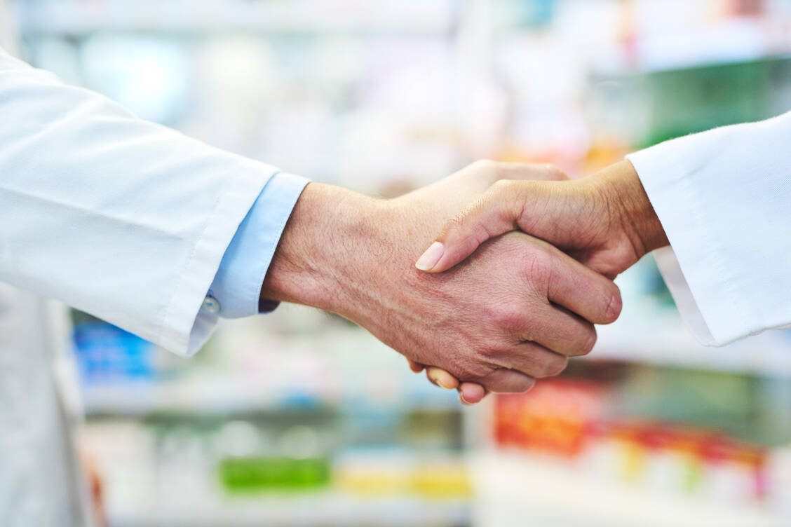 Das Arbeiten läuft Hand in Hand, wenn jeder im Team wertgeschätzt wird und die Verantwortung verteilt ist, so der Tenor der Diskussionsrunde. / Foto: Getty Images/PeopleImages