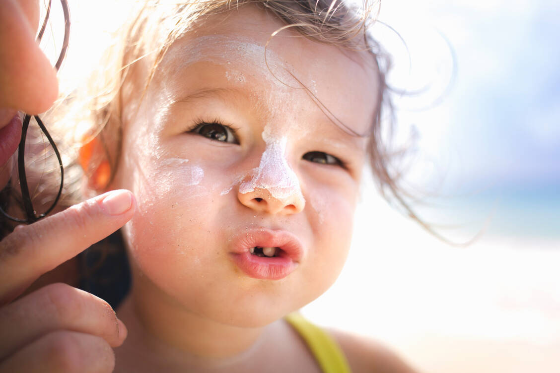 Auch wenn es oft unangenehm für Kinder ist, Sonnencreme ist wichtig für den Hautschutz. / Foto: Getty Images/Chad Springer