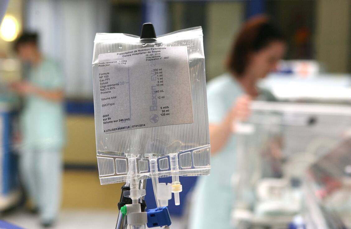 Nährstofflösungen für die parenterale Ernährung werden meist patientenindividuell angefertigt. Ein solches Herstellungsverfahren heißt Compounding. / Foto: Picture Alliance
