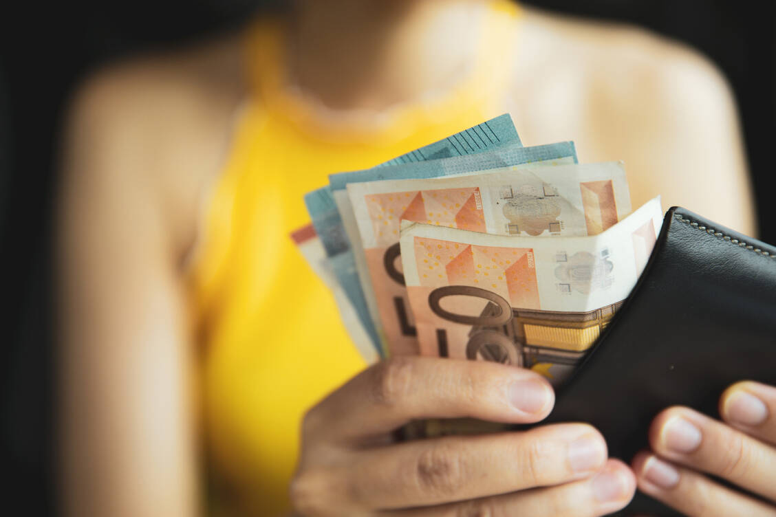 Anders als bei Erkältungskrankheiten spielt die Kontaktübertragung bei Coronaviren eine nur untergeordnete Rolle. Eine Ansteckung durch das Berühren von Bargeld ist also eher unwahrscheinlich.  / Foto: Adobe Stock/Kritchanon