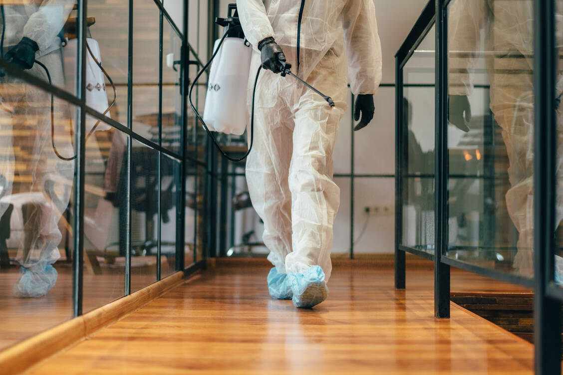 Manche Unternehmen oder Veranstalter desinfizieren ihre Räume zurzeit durch die Vernebelung von Desinfektionsmittel – nicht immer mit ungefährlichen Mitteln. / Foto: Getty Images/martin-dm