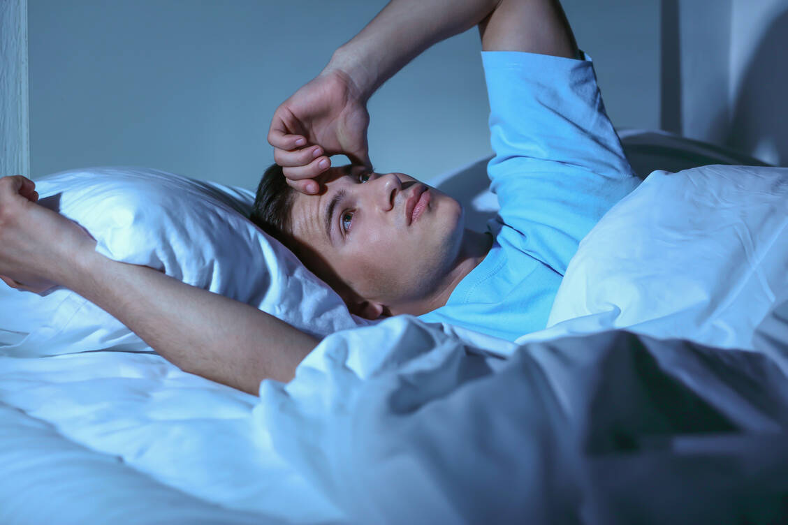 Stress auf der Arbeit kann zu Schlafstörungen führen. Das macht Betroffene wiederum anfälliger für Arbeitsstress. / Foto: Adobe Stock/Pixel-Shot