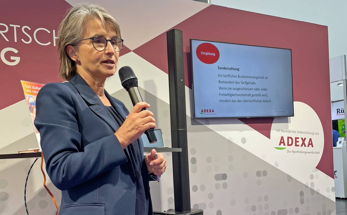 Sicher verhandeln beim Arbeitsvertrag: Rechtsanwältin Minou Hansen von der Adexa gab auf der Expopharm hilfreiche Tipps. / © PZ/Verena Schmidt