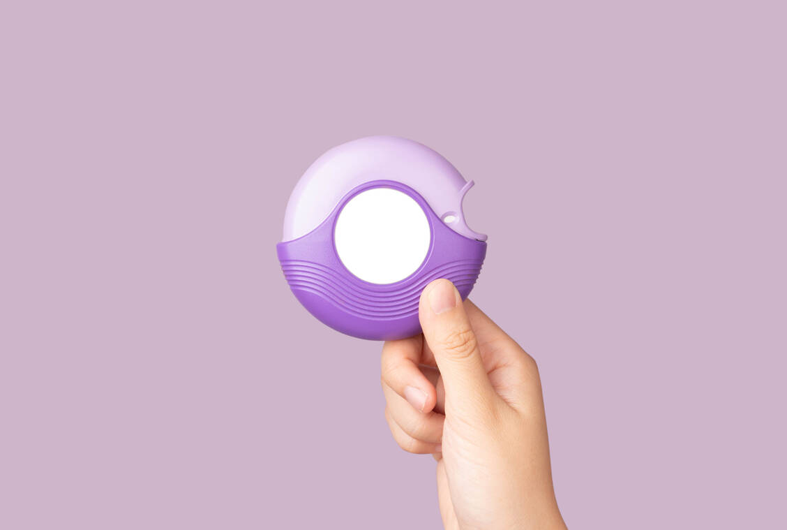 Der Diskus enthält eine aufgerollte Blisterfolie, in der die Einzeldosen verpackt sind. Beim Betätigen des Spannhebels wird genau eine Dosis in das Mundstück abgegeben. (Symbolbild) / © Adobe Stock/Orawan