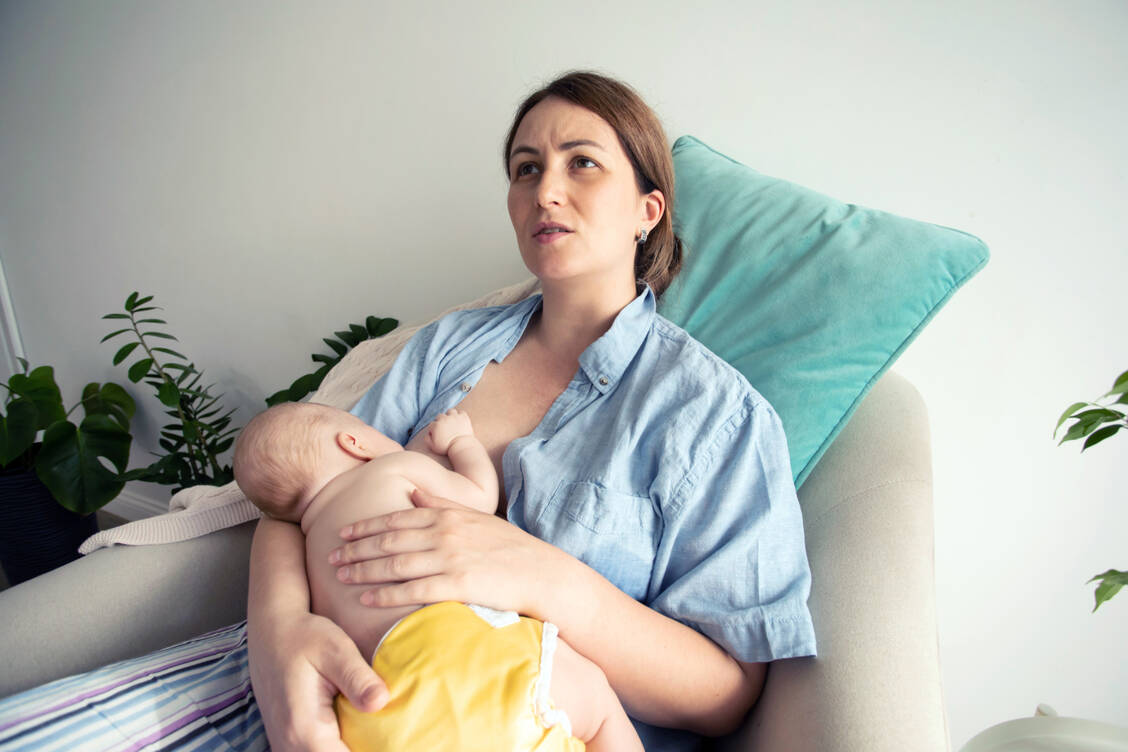 Besonders während Wachstumsphasen kommt es laut Experten zum Clusterfeeding. Das kann an den Kräften zehren, deshalb sollten Freunde und Angehörige die Mutter unterstützen. / © Shutterstock/Oksana Shufrych