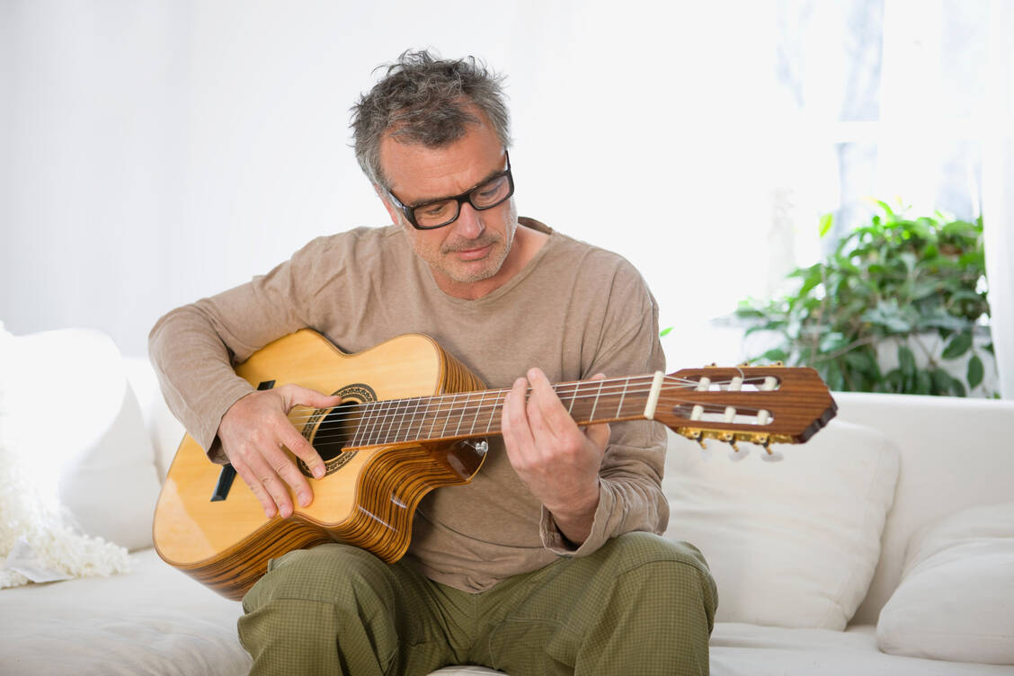 Vor allem Neues zu lernen – etwa ein Musikinstrument –  hält das Gehirn fit.  / Foto: Getty Images/Zero Creatives