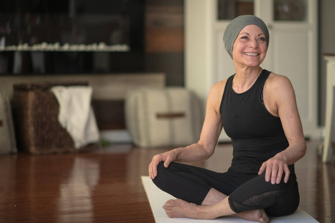 Yoga bringt Patientinnen, die sich in einer Brustkrebsbehandlung befinden, einen zusätzlichen Nutzen bezüglich ihrer Lebensqualität. Das bestätigt eine systematische Übersichtsarbeit. / Foto: Getty Images/FatCamera