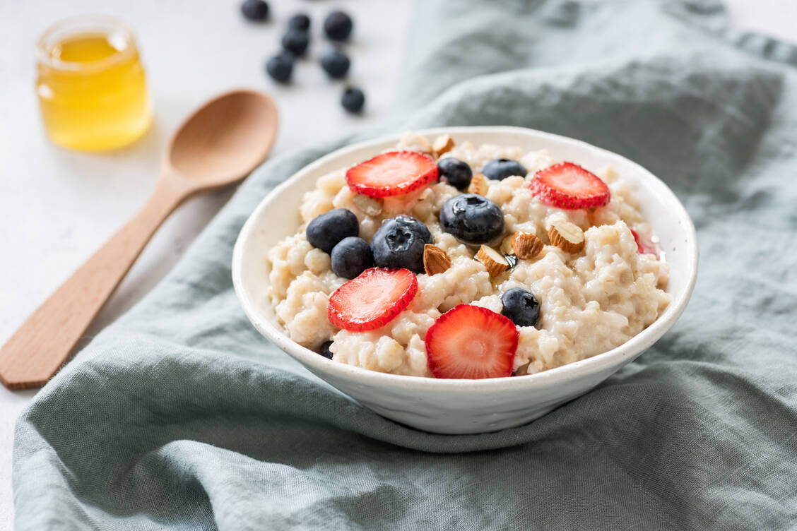Ein ungesüßter Porridge am Morgen ist ein guter Start für die dringend notwendige Insulinempfindlichkeit der Körperzellen.  / Foto: Getty Images/Arx0nt