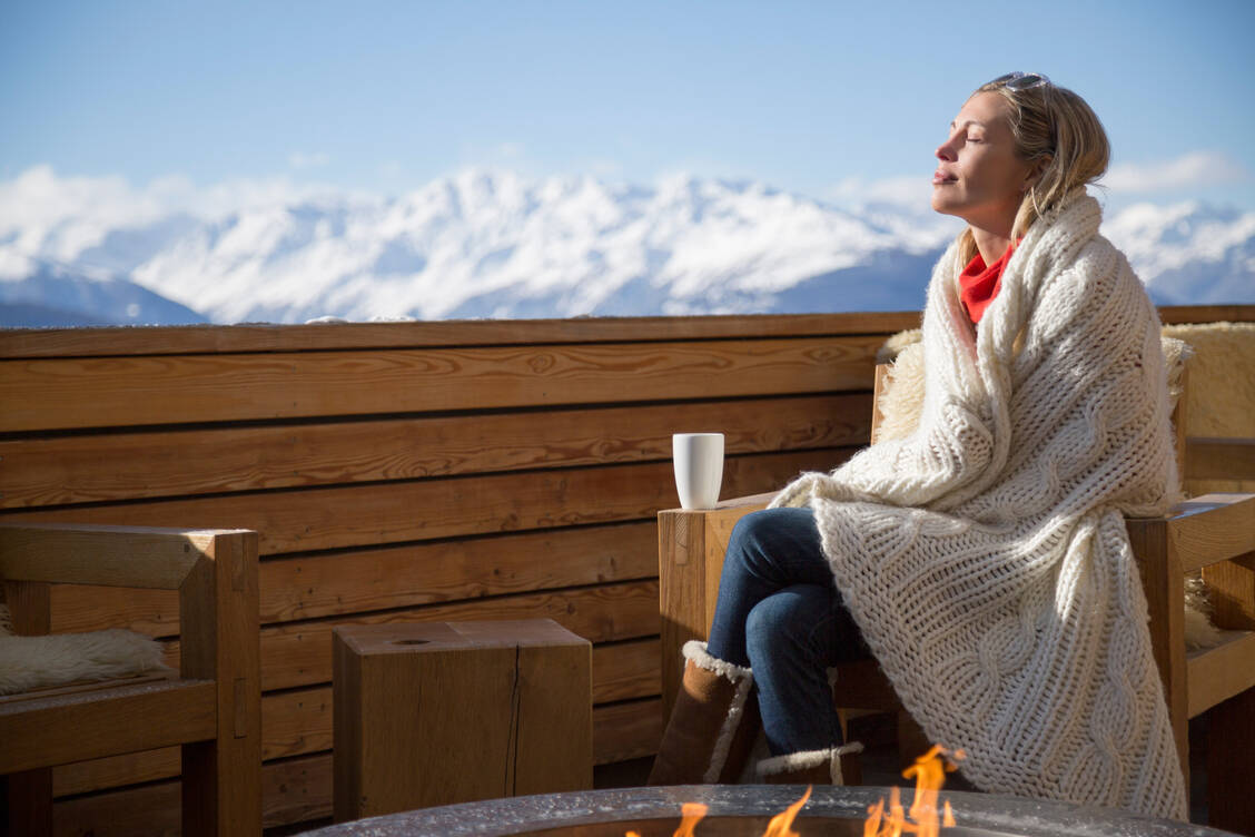 Vor allem, wer sich in verschneiten Höhenlagen in der Sonne aufhält, sollte zum Schutz der Augen immer eine Sonnenbrille tragen. / Foto: Getty Images/Sandy Aknine