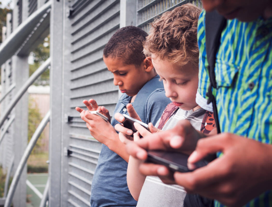 Nur wenn Eltern mit gutem Vorbild vorangehen, das Handy also auch mal für längere Zeit ignorieren, können Kinder einen sinnvollen Umgang damit lernen. / Foto: Adobe Stock/bramgino