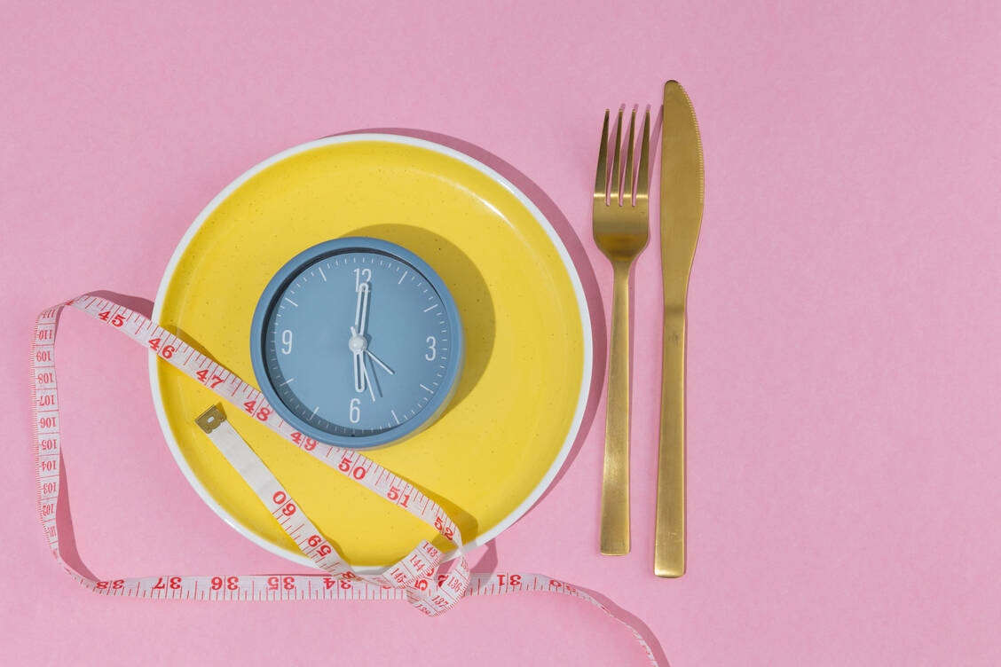 Es gibt verschiedene Formen des Intervallfastens, zum Beispiel die 8:16‑Methode, bei der 16 Stunden gefastet und 8 Stunden gegessen wird. / © Getty Images/John David Escobar
