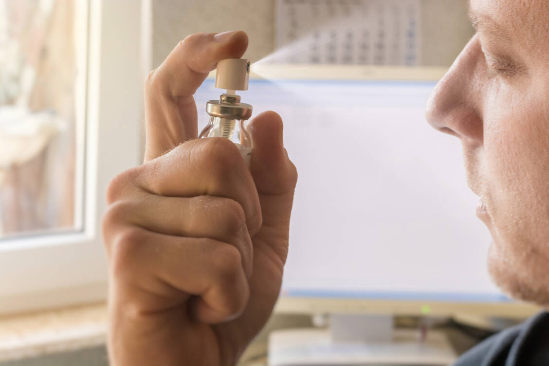 Liposomen-haltige Augensprays sind eine alternative Therapieoption bei trockenen Augen. Im Gegensatz zu herkömmlichen Tränenersatzmitteln werden sie auf das geschlossene Auge gesprüht.  / Foto: Adobe Stock / Ralf Geithe