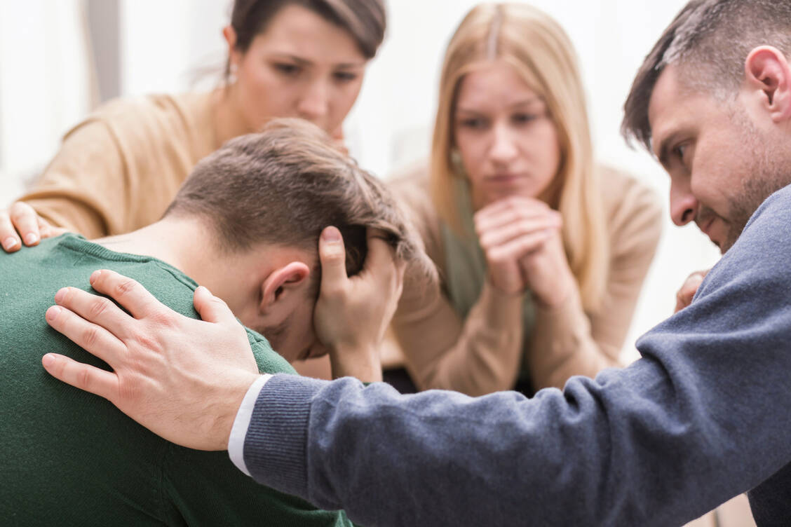 Menschliche Zuwendung und Zuhören sind wichtige Aspekte, damit traumatisierte Menschen wieder ins Leben zurückfinden können. / Foto: Adobe Stock/Photographee.eu