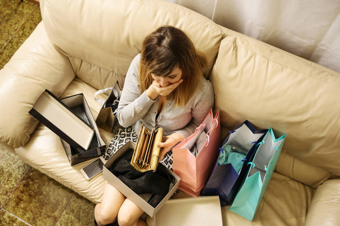 Kaufsucht kann sich schleichend entwickeln und finanzielle sowie psychische Folgen haben. / © Getty Images/pixelrainstudio