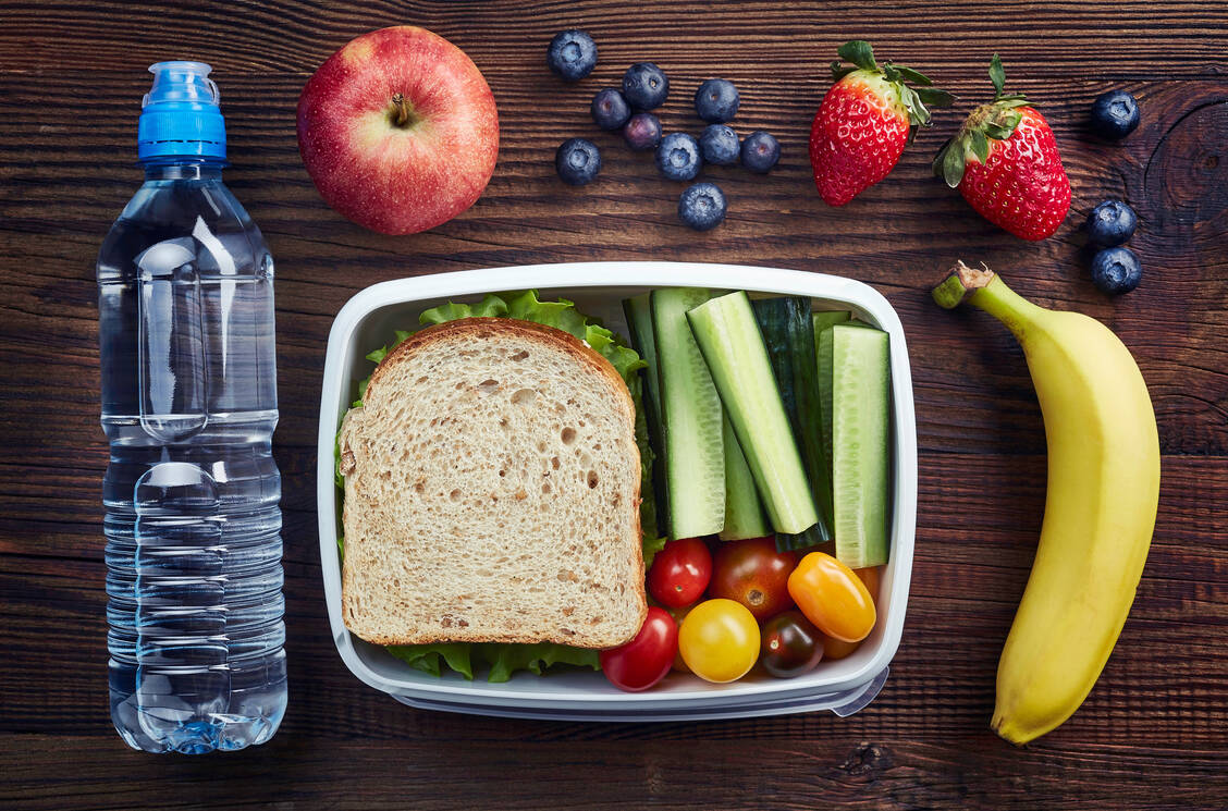 Ein gesunder Pausen­snack überbrückt die Zeit zum Mittagessen und beugt Müdigkeit und Energieverlust in der Schule vor. / Foto: Shutterstock/baibaz