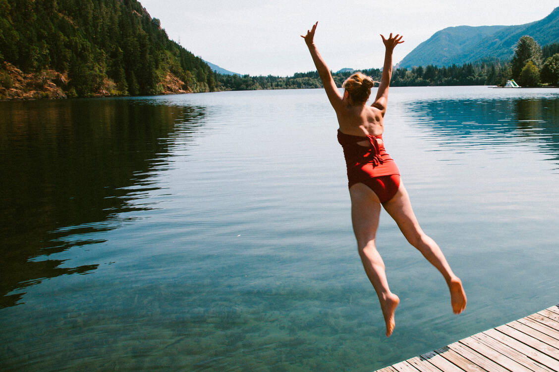 Vor allem Menschen mit Kreislaufproblemen sollten nicht ohne vorherige Abkühlung ins kalte Wasser springen. / Foto: Getty Images/Shestock