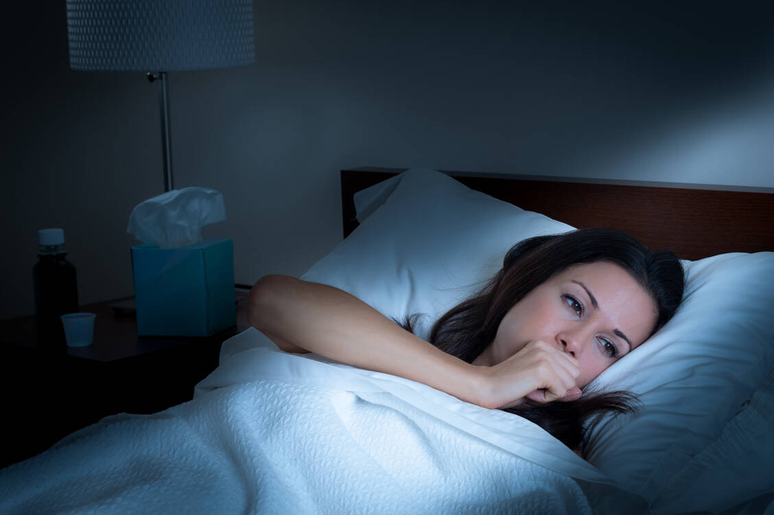 Trockener Reizhusten kann besonders nachts quälend sein. Die in der Eibischwurzel enthaltenen Schleimstoffe können die Beschwerden lindern.  / © Adobe Stock/Eric Hood