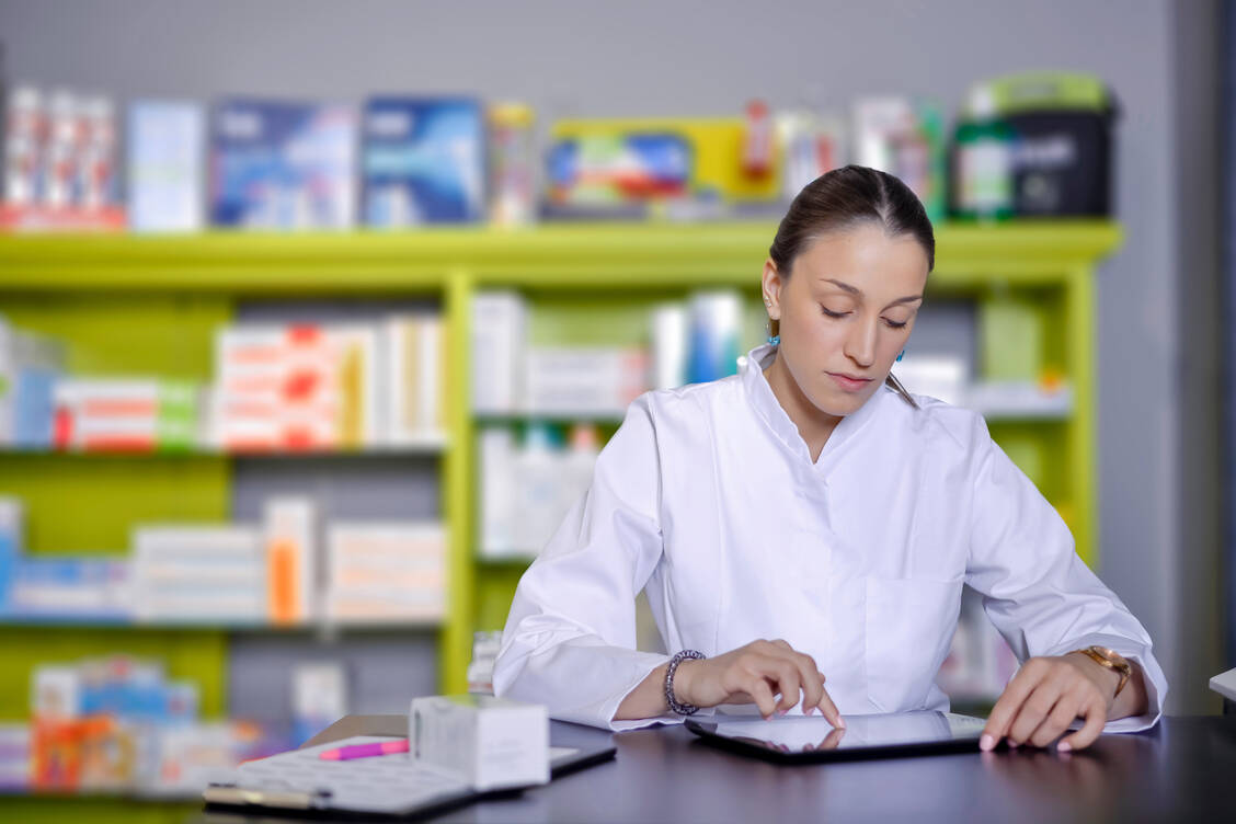 Apotheken sind eine wichtige Anlaufstelle, wenn es um Bedenken zur Arzneimittelqualität geht. / © Getty Images/isabella antonelli