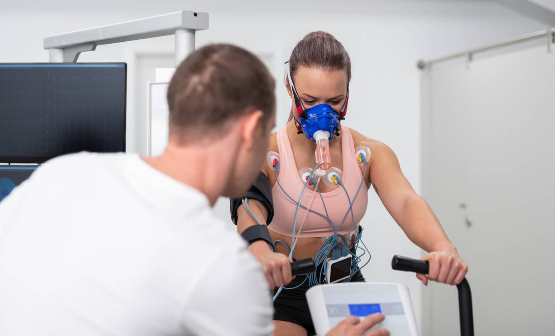 Im Labor funktioniert die Messung so: Geschwindigkeit oder Widerstand werden auf dem Laufband oder Fahrradergometer schrittweise erhöht. Das Verhältnis von Sauerstoffaufnahme und Kohlendioxidabgabe wird über eine Atemmaske erfasst. / © Tashi-Delek/Getty Images